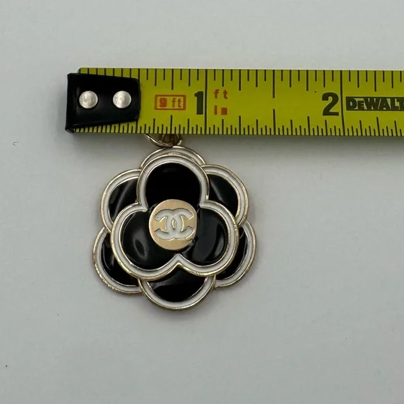 Chanel Camellia Zipper Pull - Picture 4 of 4